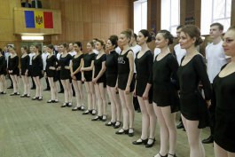 Moldovan president meets dancers of famous National folk dance ensemble