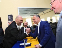 Igor Dodon împreună cu Nikolai Valuev, Valeri Gazaev și Alexandr Burcov au inaugurat un ring de box la Chișinău