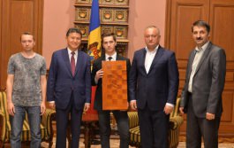 Igor Dodon și Kirsan Iliumjinov l-au felicitat pe tînărul șahist Andrei Macovei cu obținerea titlului de Campion Mondial în categoria sa de vîrstă