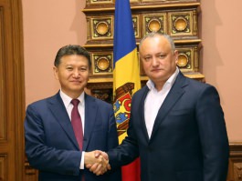 Igor Dodon și Kirsan Iliumjinov l-au felicitat pe tînărul șahist Andrei Macovei cu obținerea titlului de Campion Mondial în categoria sa de vîrstă