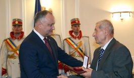 Președintele Republicii Moldova a înmînat distincții de stat unui grup de medici