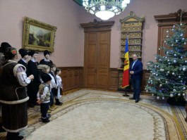 Igor Dodon a primit la Președinție o ceată de colindători