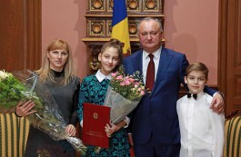 Șeful statului a conferit Diploma de Onoare a Președintelui Republicii Moldova, tinerei de 12 ani, Maria Cazarinov