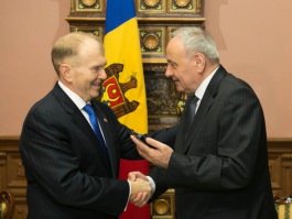 Nicolae Timofti met the U.S. Ambassador to Moldova William H. Moser. The Head of State handed over to the Ambassador extracts from 17 judicial records of the Security and Intelligence Service archives on repressions against Jewish people in World War II 