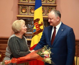 Igor Dodon a conferit Diploma de Onoare a Președintelui Republicii Moldova Ecaterinei Caraman și profesoarei ei de pian