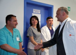 President of the Republic of Moldova, Igor Dodon, together with the bashkan of ATU Gagauzia, Irina Vlah, took part in the opening ceremony of the Department of Therapy and Chronic Diseases of the Vulcanesti District Hospital.