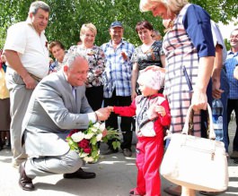 Președintele Igor Dodon a înmînat primarului localității Copanca cheile de la un tractor dăruit de Președintele Republicii Belarus  