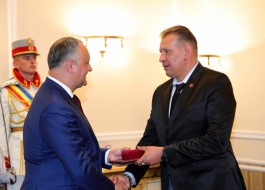 Președintele Igor Dodon a înmînat înalte distincții de stat unor cetățeni ai Republicii Moldova