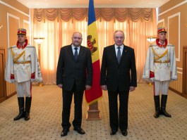 President Nicolae Timofti today received the credentials from Slovak Ambassador to Moldova Robert Kirnag