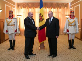 President Nicolae Timofti today received the credentials from Slovak Ambassador to Moldova Robert Kirnag