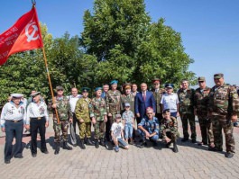 Президент страны возложил цветы на Мемориальном комплексе «Вечность» и «Шерпенский плацдарм»