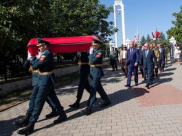 Президент страны возложил цветы на Мемориальном комплексе «Вечность» и «Шерпенский плацдарм»