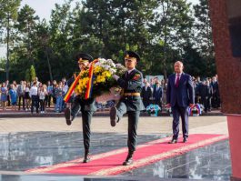 Президент страны возложил цветы на Мемориальном комплексе «Вечность» и «Шерпенский плацдарм»