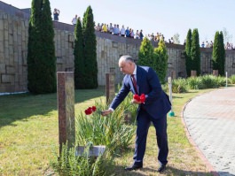 Президент страны возложил цветы на Мемориальном комплексе «Вечность» и «Шерпенский плацдарм»