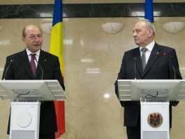 President meets Romanian counterpart at Chisinau Airport