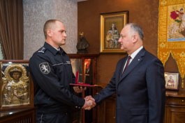 Igor Dodon a conferit medalia „Pentru Vitejie” polițistului Ivan Cebanov