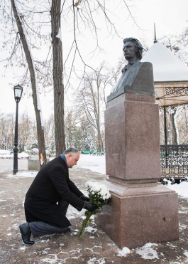 Президент Игорь Додон возложил цветы к бюсту великого поэта Михая Эминеску