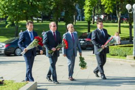 Igor Dodon laid flowers at Stephen the Great Monument