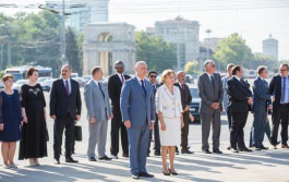 Igor Dodon laid flowers at Stephen the Great Monument