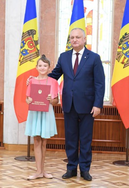 Igor Dodon a conferit Diploma de Onoare a Președintelui Republicii Moldova unui grup de tineri