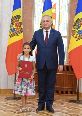 Igor Dodon a conferit Diploma de Onoare a Președintelui Republicii Moldova unui grup de tineri