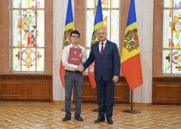 Igor Dodon a conferit Diploma de Onoare a Președintelui Republicii Moldova unui grup de tineri