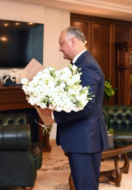 Igor Dodon a felicitat un cuplu care a împlinit 50 de ani de căsătorie