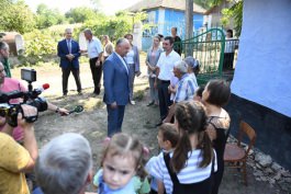 Igor Dodon a vizitat două familii cu mulți copii și un cuplu longeviv din raionul Florești