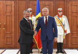 Igor Dodon a înmînat Diploma de Onoare a Președintelui mai multor cadre didactice