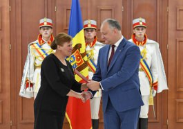 Igor Dodon a înmînat Diploma de Onoare a Președintelui mai multor cadre didactice