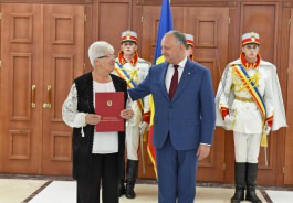 Igor Dodon a înmînat Diploma de Onoare a Președintelui mai multor cadre didactice