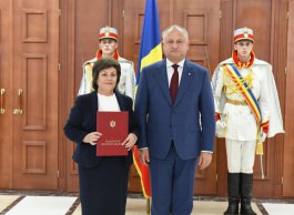 Igor Dodon a înmînat Diploma de Onoare a Președintelui mai multor cadre didactice