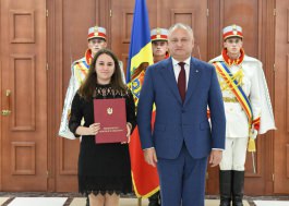 Igor Dodon a înmînat Diploma de Onoare a Președintelui mai multor cadre didactice