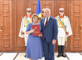 Igor Dodon a înmînat Diploma de Onoare a Președintelui mai multor cadre didactice