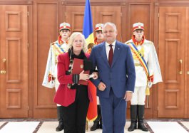 Igor Dodon a înmînat Diploma de Onoare a Președintelui mai multor cadre didactice