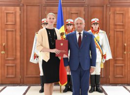 Igor Dodon a înmînat Diploma de Onoare a Președintelui mai multor cadre didactice