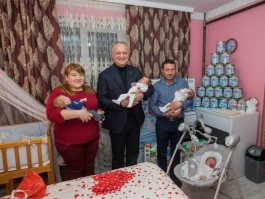 Igor Dodon a vizitat o familie cu cvatrupleți