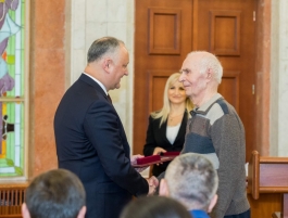 Igor Dodon a înmînat înalte distincții de stat