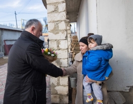 Igor Dodon a vizitat două familii cu mulți copii