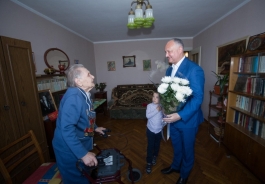 Igor Dodon a decorat doi veterani cu Ordinul Republicii