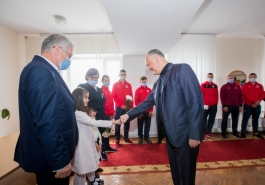 Igor Dodon a înmînat Ordinul Republicii unui antrenor emerit la box și unui veteran al Marelui Război pentru Apărarea Patriei