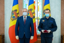 Igor Dodon a conferit distincții de stat unui grup de colaboratori ai structurilor de forță