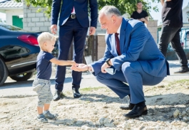 Igor Dodon a vizitat familia Bejenaru din orașul Drochia