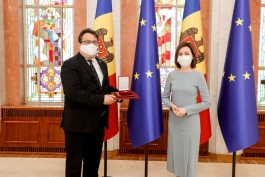 Președintele Maia Sandu i-a conferit „Ordinul de Onoare” Ambasadorului UE în Republica Moldova, Peter Michalko