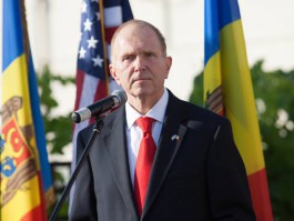 Moldovan president awards order of honour to U.S. ambassador