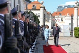 Președintele Republicii Moldova, Maia Sandu, a fost întâmpinată cu onoruri militare de către Președintele Republicii Polone, Andrzej Duda