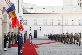 Președintele Republicii Moldova, Maia Sandu, a fost întâmpinată cu onoruri militare de către Președintele Republicii Polone, Andrzej Duda