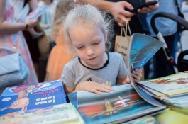 Глава государства посетила Международную книжную ярмарку„Bookfest” и прочитала детям отрывок из «Маленького принца»