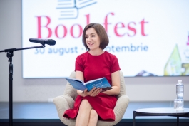 Глава государства посетила Международную книжную ярмарку„Bookfest” и прочитала детям отрывок из «Маленького принца»