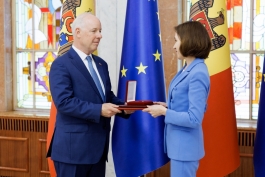 Șefa statului i-a acordat Ambasadorul SUA la Chișinău, Kent Logsdon, „Ordinul de Onoare”